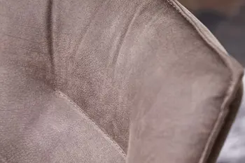 Rückenlehne eines braunen Stuhls für den Esstisch.