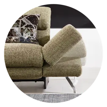 Klappbare Armlehne eines grünen Sofas.