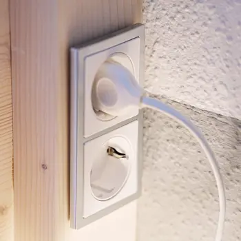 Integrierte Steckdosen in der Hochebene im Kinderzimmer