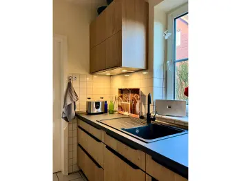 Küche in Holzoptik mit Beleuchtung