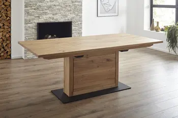 Massivholzesstisch mit Holzfuß und einer schwarzen Metallplatte darunter.