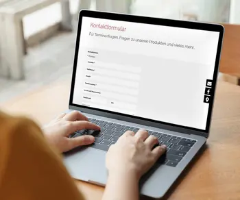 Frau am Laptop bedient ein Kontaktformular.