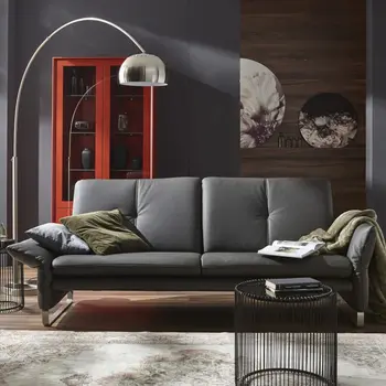 Schwarzes 2-Sitzer-Sofa mit Ziernähten an den Rückenkissen.