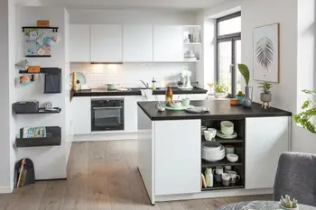 Weiße Inselküche mit schwarzer Arbeitsplatte und Lackfronten.