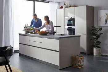 Frau und Mann stehen an angepasstem Korpus für ideale Haltung