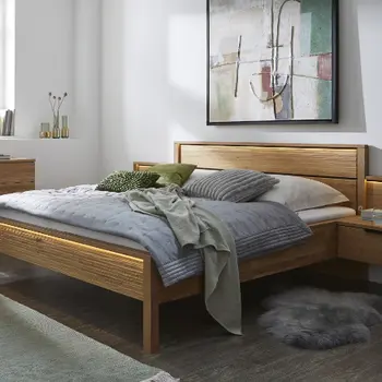 Großes Holzbett mit integrierten Leuchtelementen in modernem Look
