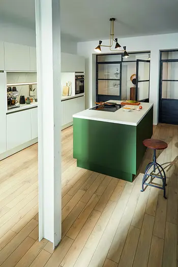 Designer Küche mit waldgrüner Kücheninsel und weißer Küchenzeile.