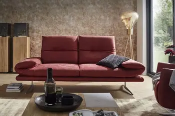 Rotes Ledersofa mit gerollten Armlehnen.