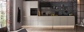 Eine moderne kaschmirbraune Küchenzeile