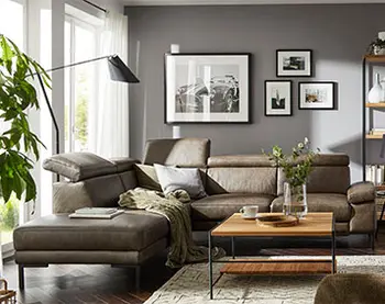 Olivgrünes Ledersofa mit Longchair.