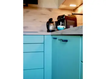 Detailaufnahme einer kleinen Küche