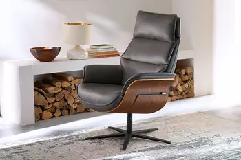 Designer Relaxsessel aus schwarzem Leder mit Holzschale in Nussbaum an den Armlehnen.