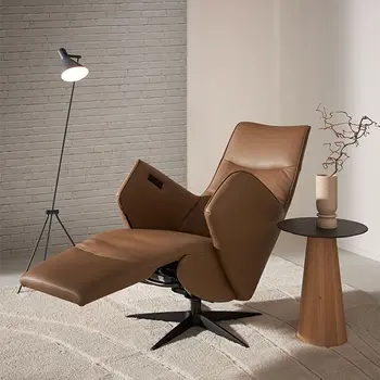 Camel farbener Design Relaxsessel, der sich in Relaxposition befindet.