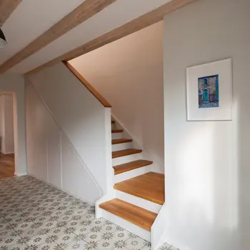 Treppe mit Einbauschrank