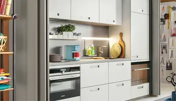Kompakte Einbauküche mit weißen Fronten, Backofen und Arbeitslicht