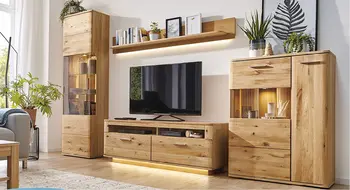 Massivholzwohnwand mit Fernseher und Highboard in gemuetlichem Wohnzimmer.