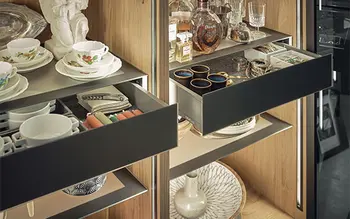Die Vitrinen von next125 haben eingebaute Lichtleisten und Schubladen mit viel Stauraum.&nbsp;