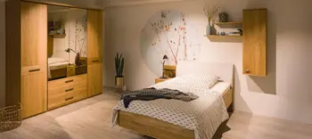 Schlafzimmer in Möbelausstellung, Einzelbett mit Kleiderschrank