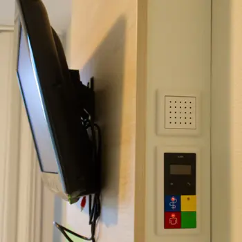 TV-Modul in einem Patientenzimmer mit Bedienelement