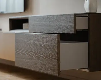 Hängendes modernes Lowboard mit geöffneten Schubladen in Nussbaum.