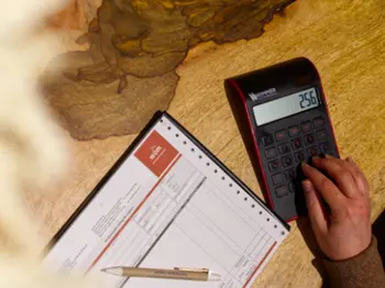 Taschenrechner mit Auftragsbuch zur Finanzierung