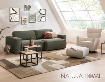 Wohnzimmer mit grünem Sofa, beigem Drehsessel und Holz-Beistelltischen
