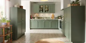 Landhausküche in Salbeigrün mit Vitrinenschrank und Einbaugeräten, Global Küchen.