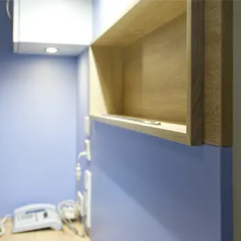 Ablage in einem Patientenzimmer