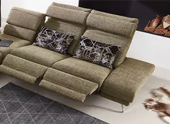 Olivgrünes Sofa, bei dem zwei Sitze in der Herz-Waage-Position sind.