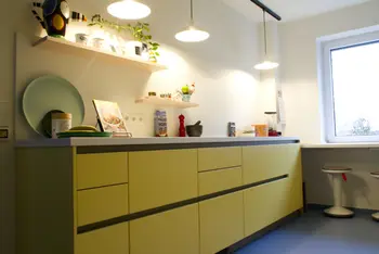 Gelbe Küche in U-Form in schmalem Raum