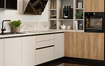 Küche mit Fronten sowohl in Holzoptik als auch in Matt weiß in Kombination.