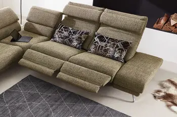 Gemütliches Ecksofa mit verstellbaren Fußstützen und Kopfstützen in einem warmen Olivgrün-Ton.