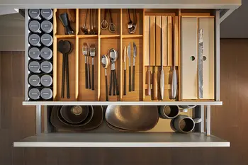 Küchenschublade mit viel Stauraum für Besteck und Gewürzen in einer kleinen Küche.