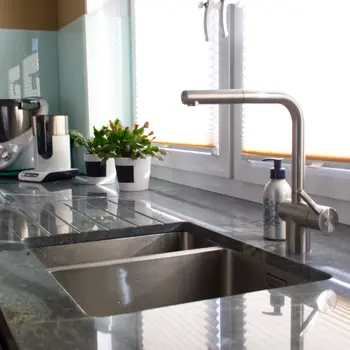 In die Steinarbeitsplatte eingelassene Edelstahlspüle