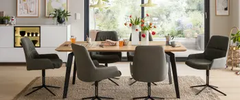 Esszimmergruppe mit Holztisch, mit grauen Drehstühlen