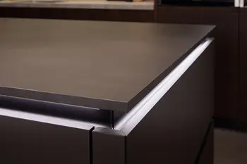 Beleuchtung der Auszüge an einer Kücheninsel