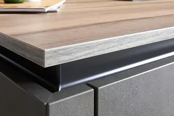 Dunkle fronten und eine helle Arbeitsplatte