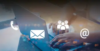 Frau tippend an Laptop