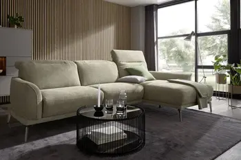 Grünes Ecksofa, beim dem die rechte der drei verfügbaren Kopfstützen aufgestellt ist.