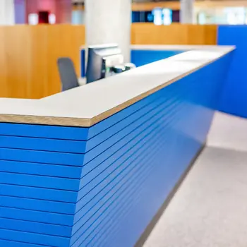 Detailaufnahme des Tresens der Unibibliothek Magdeburg