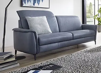 Blaues Ledersofa, bei dem die linke Rückenlehne aufgestellt ist.