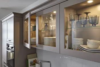 Schrank mit Beleuchtung in Landhausküche