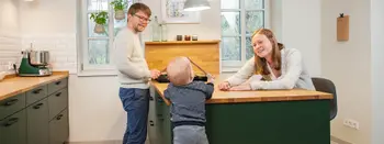 Familie Meseke in ihrer grünen Küche