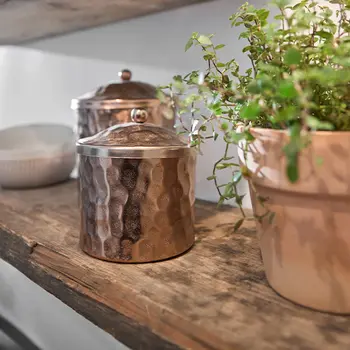 Dekoriertes Wandregal in einer Küche.