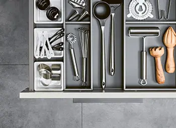 Variable Schubladenaufteilung mit unterschiedlichen Fächer in der Küchenschublade.