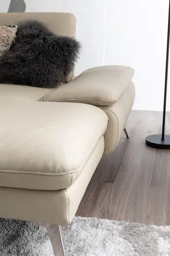 Designersofa aus beigem Leder mit bequemen Longchair.