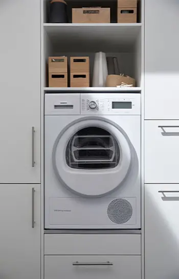 Hochschrank im Hauswirtschaftsraum mit Waschmaschine und Regalfächer darüber.