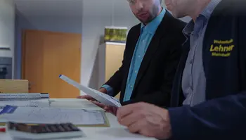 Einrichtungsberater beraten Kunden