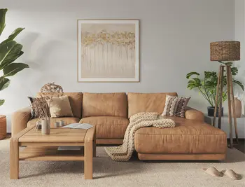Hellbraunes Ledersofa mit hölzernem Couchtisch und Stehlampe.