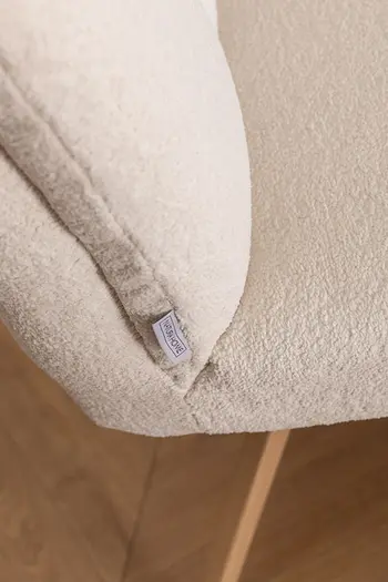 Detailbild von Polsterung des Esszimmerstuhls Natura Home Evania in beigem Stoff.